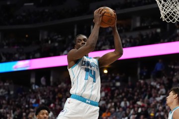 竞技宝-黄雀在后！米切尔速推反击上篮 迪亚巴特奋力追防送钉板大帽